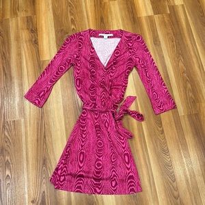 DVF Diane Avon Furstenberg Pink Wood Grain Julian Mini Wrap Dress Sz 2 Silk